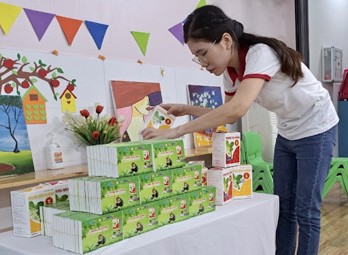 Vương Não Khang cùng các bé tại Trung tâm can thiệp Khai Trí - Vĩnh phúc hưởng ứng ngày Nhận thức Tự kỷ Thế giới